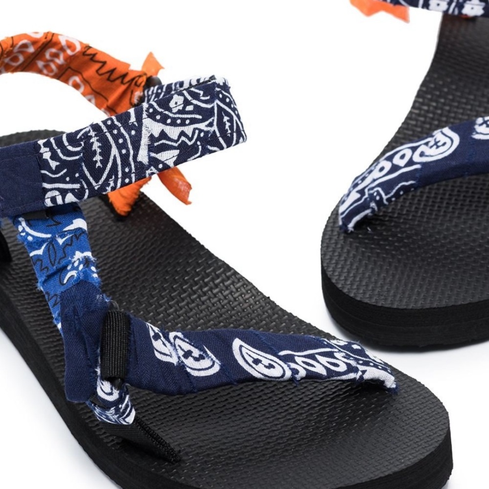 NWT• ARIZONA LOVE “Trekky Bandana” Print Sandals Size 37 - Picture 2 of 4